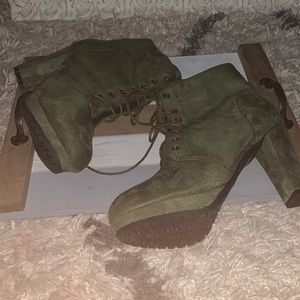 NWOT HUNTER GREEN LUG SOLE LACE UP BOOTS W/ block heel